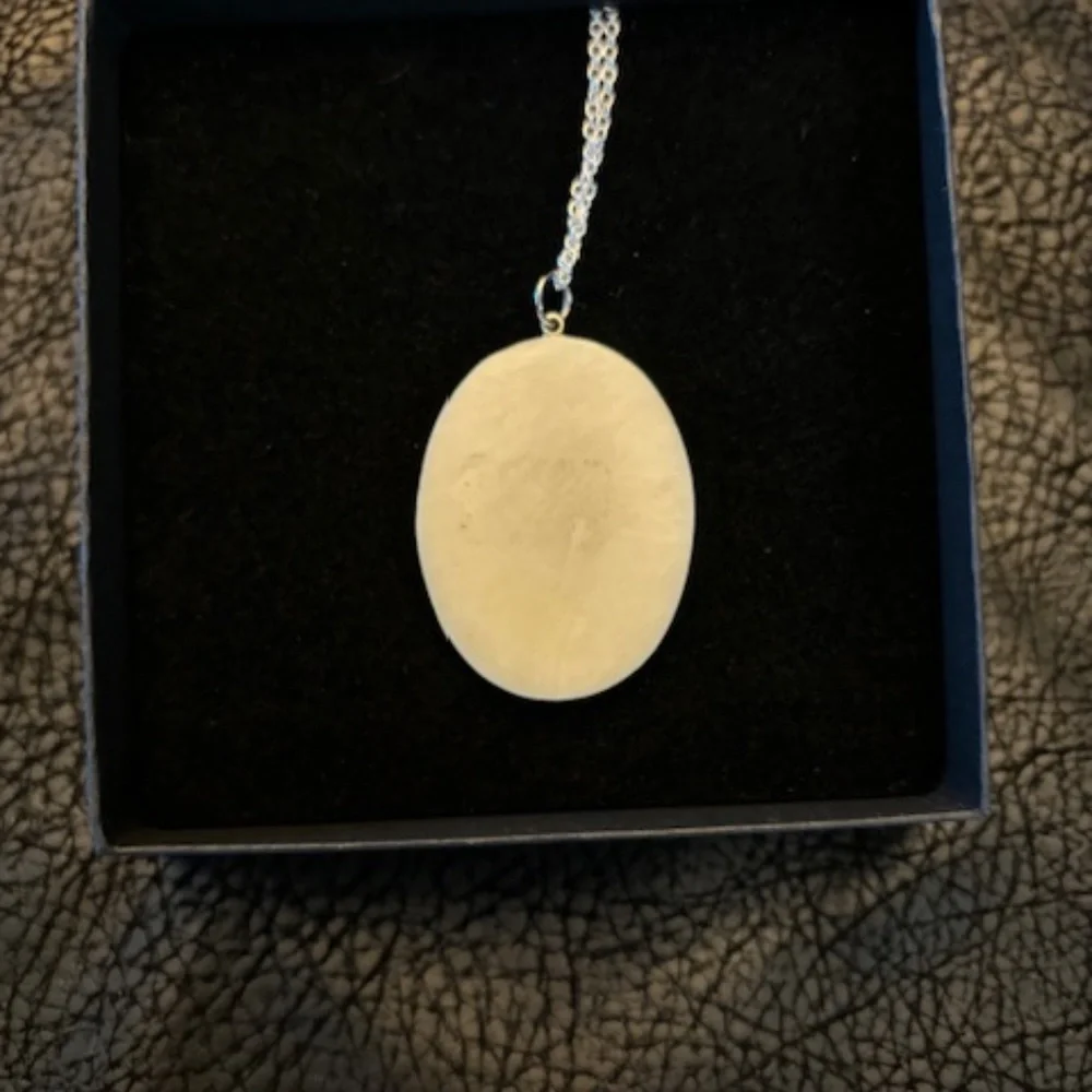 Scrimshaw vintage Pendant " Old Fisherman" with  New Chain - Picture 2 of 2
